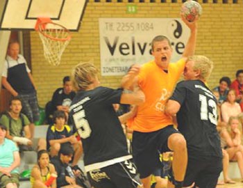 Junge Handballer treffen sich auf dem Platz im Dronninglund Cup